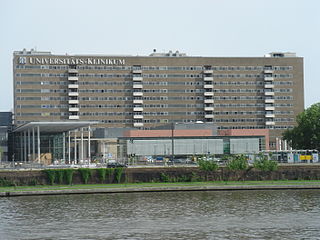 Kostensteigerungen entstanden unter anderem bei der Sanierung des Bettenhauses des Uniklinikums Frankfurt (Foto rupp.de (Lizenz CC BY-SA 3.0))